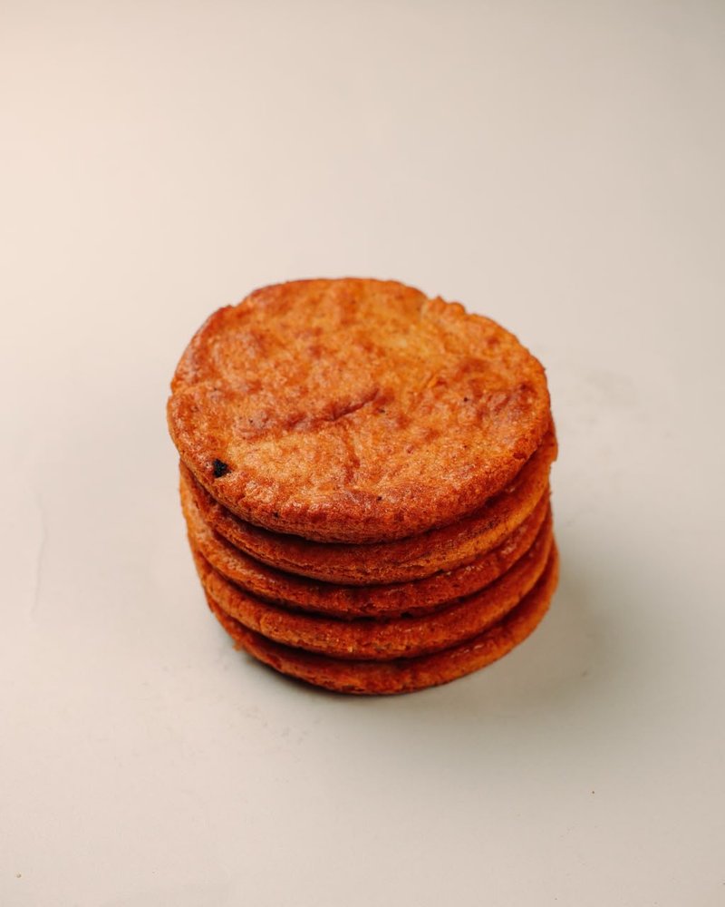 خبز لوز علبة