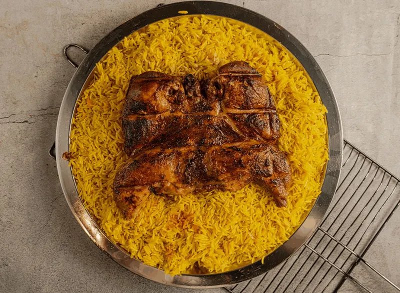 صينية مشوي دجاج وسط على الفحم