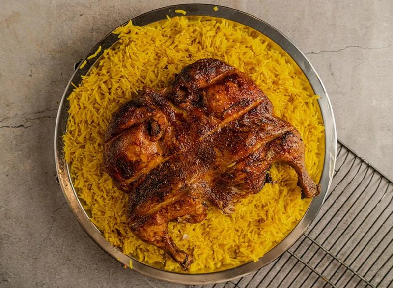 صينية مشوي دجاج صغير على الفحم
